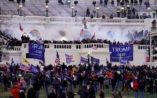 متظاهرون موالون للرئيس الأمريكي دونالد ترامب يقتحمون مبنى الكابيتول في 6 يناير 2021 في واشنطن. (AP Photo / John Minchillo) متظاهرون موالون للرئيس الأمريكي دونالد ترامب يقتحمون مبنى الكابيتول في 6 يناير 2021 في واشنطن. (AP Photo / John Minchillo)