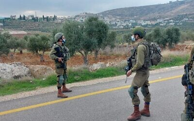 صورة توضيحية: جنود إسرائيليون يقفون على طريق في وسط الضفة الغربية حيث تم العثور على عبوتين ناسفتين، 22 نوفمبر 2020 (Israel Defense Forces)