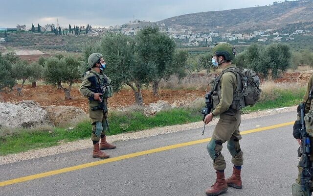 صورة توضيحية: جنود إسرائيليون يقفون على طريق في وسط الضفة الغربية حيث تم العثور على عبوتين ناسفتين، 22 نوفمبر 2020 (Israel Defense Forces) صورة توضيحية: جنود إسرائيليون يقفون على طريق في وسط الضفة الغربية حيث تم العثور على عبوتين ناسفتين، 22 نوفمبر 2020 (Israel Defense Forces)