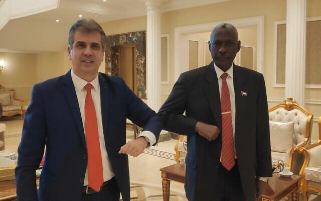 وزير المخابرات الإسرائيلي إيلي كوهين (يسار) يلتقي بوزير الدفاع السوداني ياسين إبراهيم في الخرطوم، 25 يناير 2021 (Courtesy)