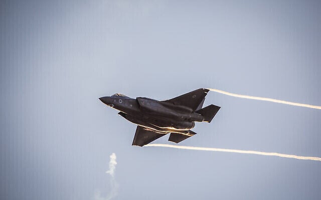 توضيحية: طائرات مقاتلة من طراز F-35 خلال حفل تخرج الطيارين الذين أتموا دورة طيران في سلاح الجوي الإسرائيلي، في قاعدة حتسريم الجوية في صحراء النقب، 26 ديسمبر، 2018. (Aharon Krohn / Flash90)