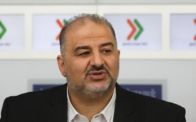 منصور عباس، من حزب القائمة العربية الموحدة، خلال مؤتمر صحفي بعد لقاء مع رئيس الدولة رؤوفين ريفلين في مقر رؤساء إسرائيل في القدس، 16 ابريل، 2019.(Noam Revkin Fenton/Flash90)