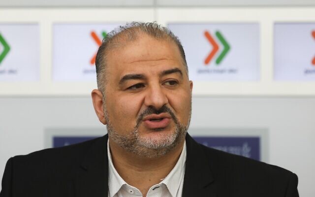 منصور عباس، من حزب القائمة العربية الموحدة، خلال مؤتمر صحفي بعد لقاء مع رئيس الدولة رؤوفين ريفلين في مقر رؤساء إسرائيل في القدس، 16 ابريل، 2019.(Noam Revkin Fenton/Flash90)