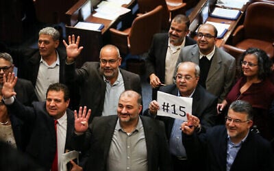 أعضاء القائمة المشتركة خلال التصويت على مشروع قانون لحل البرلمان، في الكنيست بالقدس، 12 ديسمبر، 2019. (Olivier Fitoussi/Flash90)