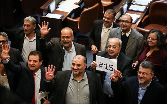 أعضاء القائمة المشتركة خلال التصويت على مشروع قانون لحل البرلمان، في الكنيست بالقدس، 12 ديسمبر، 2019. (Olivier Fitoussi/Flash90) أعضاء القائمة المشتركة خلال التصويت على مشروع قانون لحل البرلمان، في الكنيست بالقدس، 12 ديسمبر، 2019. (Olivier Fitoussi/Flash90)