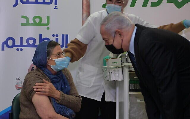 رئيس الوزراء بنيامين نتنياهو يزور مركز تطعيم في الطيرة، 31 ديسمبر، 2020. (Amos Ben Gershom / GPO)