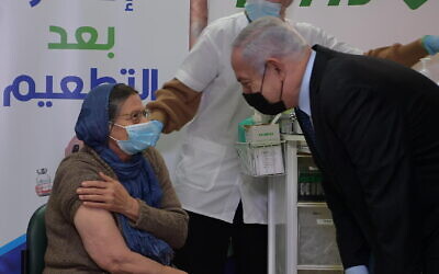 رئيس الوزراء بنيامين نتنياهو يزور مركز تطعيم في الطيرة، 31 ديسمبر 2020 (Amos Ben Gershom / GPO)