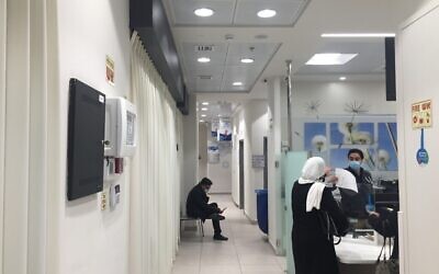 مركز تطعيم كورونا شبه خال في بيت حنينا بالقدس الشرقية، 5 يناير، 2021. (Aaron Boxerman/The Times of Israel)