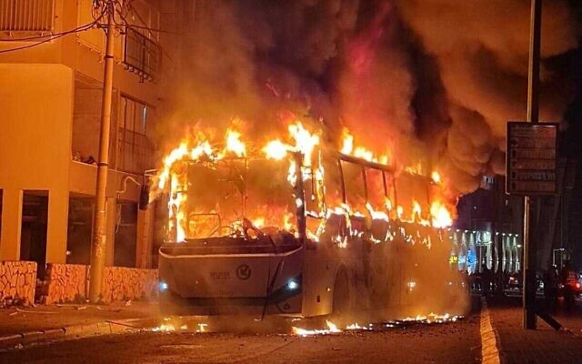 حافلة أشعل حشد من مثيري الشغب النار فيها، في مدينة بني براك، 25 يناير 2020 (Israel Police)