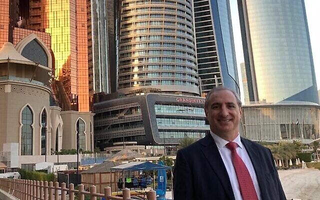 إيتان نائيه ، أول سفير لإسرائيل لدى الإمارات، بعد وصوله إلى أبو ظبي في 24 يناير 2021. (Foreign Ministry, courtesy)