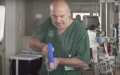 لقطة شاشة من مقطع فيديو لطبيب يستخدم نظام Spincare بالرش لعلاج جروح المريض. . (YouTube)