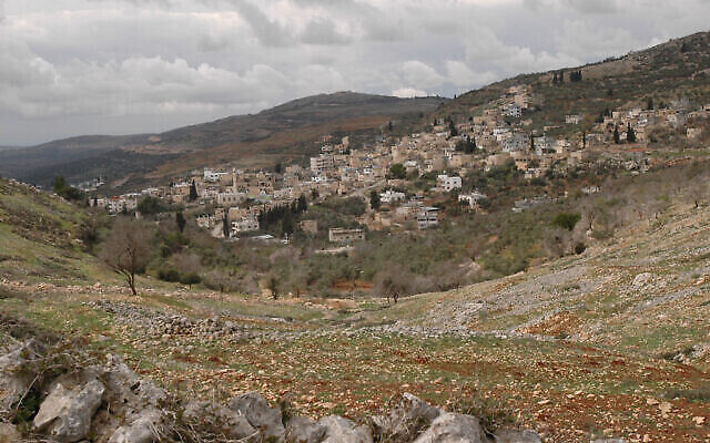 توضيحية: صورة لقرية بورين الفلسطينية بالقرب من مستوطنة هار براخا الإسرائيلية. (Flash90) توضيحية: صورة لقرية بورين الفلسطينية بالقرب من مستوطنة هار براخا الإسرائيلية. (Flash90)