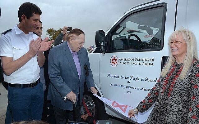 توضيحية: (من اليسار) مدير نجمة داوود الحمراء آفي بين وشيلدون وميريام أديلسون يكشفون النقاب عن واحدة من خمس سيارات إسعاف جديدة مضادة للرصاص تبرعت بها عائلة أديلسون لأربع مستوطنات في الضفة الغربية.  (Courtesy: Magen David Adom)