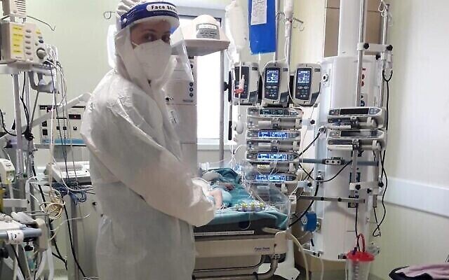 طبيبة في قسم كورونا في مركز هداسا الطبي بالقدس. (courtesy of Hadassah Medical Center)