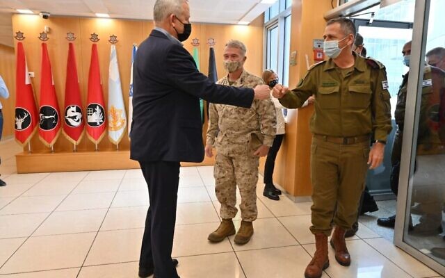 يسار الى اليمين: وزير الدفاع بيني غانتس، قائد القيادة المركزية الأمريكية الجنرال كينيث ماكنزي الابن، ورئيس هيئة أركان الجيش الإسرائيلي أفيف كوخافي في تل أبيب، 29 يناير 2021 (Ariel Hermoni / Defense Ministry) ) يسار الى اليمين: وزير الدفاع بيني غانتس، قائد القيادة المركزية الأمريكية الجنرال كينيث ماكنزي الابن، ورئيس هيئة أركان الجيش الإسرائيلي أفيف كوخافي في تل أبيب، 29 يناير 2021 (Ariel Hermoni / Defense Ministry) )