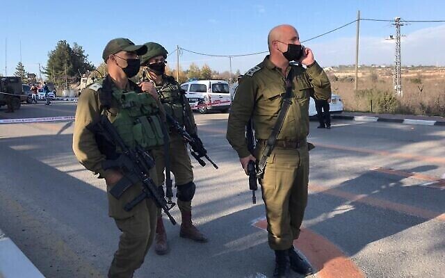 توضيحية: قوات الأمن وطواقم طبية إسرائيلية في موقع محاولة طعن في مفرق غوش عتصيون، 2 يناير، 2020. (Gershon Elinson / Flash90)