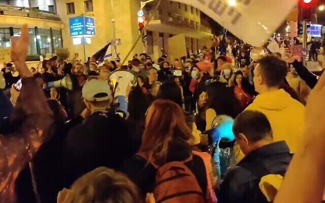 متظاهرون ضد رئيس الوزراء بنيامين نتنياهو في القدس، 9 يناير، 2021.  (video screenshot)