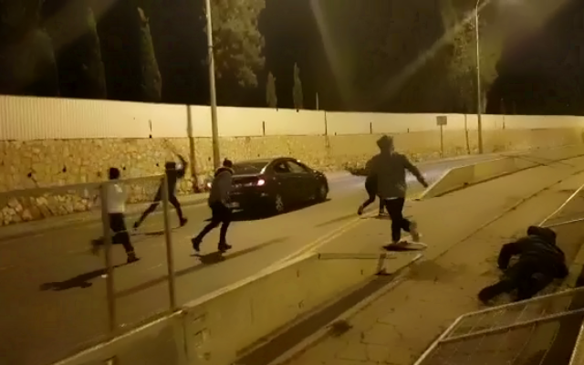متظاهرون يهاجمون مركبة فلسطينية في القدس خلال مظاهرة في الساعات الأولى من يوم 1 يناير، 2021. (Screenshot: Twitter)