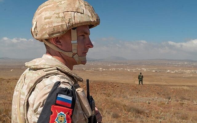 توضيحية: عنصر من دوريات الشرطة العسكرية الروسية بالقرب من قرية تل كروم في هضبة الجولان، 14 أغسطس، 2018. (AFP PHOTO / Andrey BORODULIN)