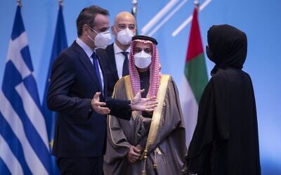 رئيس الوزراء اليوناني كيرياكوس ميتسوتاكيس (يسار)، يتحدث مع ريم إبراهيم الهاشمي، وزيرة الدولة الإماراتية للتعاون الدولي (يمين) ووزير الخارجية السعودي الأمير فيصل بن فرحان آل سعود (وسط)، في أثينا، خلال منتدى فيليا ( منتدى الصداقة)، 11 فبراير 2021 (PETROS GIANNAKOURIS / POOL / AFP)