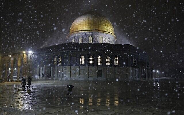 تساقط الثلوج على مسجد قبة الصخرة في البلدة القديمة في القدس، 17 فبراير، 2021. (Ahmad GHARABLI / AFP)