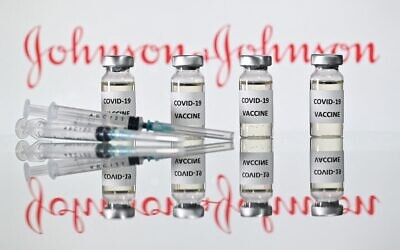 ملف: قوارير عليها ملصقات "لقاح كوفيد-19" مع شعار شركة الأدوية الأمريكية "جونسون أند جونسون" في لندن، 17 نوفمبر 2020 (JUSTIN TALLIS / AFP)