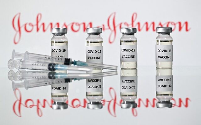ملف: قوارير عليها ملصقات "لقاح كوفيد-19" مع شعار شركة الأدوية الأمريكية "جونسون أند جونسون" في لندن، 17 نوفمبر 2020 (JUSTIN TALLIS / AFP)