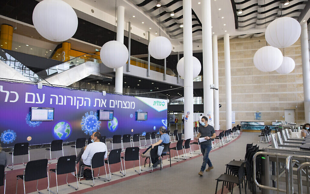 مركز تطعيم ضد كوفيد -19 شبه خال في القدس ، 8 فبراير، 2021. (Olivier Fitoussi / Flash90)