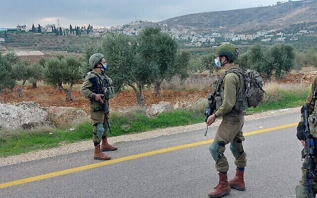 توضيحية: جنود إسرائيليون في وسط الضفة الغربية، 22 نوفمبر، 2020. (Israel Defense Forces)