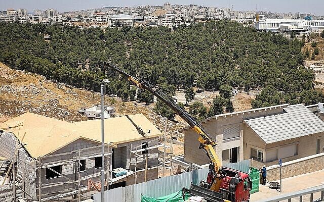 توضيحية: اعمال بناء في حي داغان في مستوطنة إفرات في الضفة الغربية، 22 يوليو، 2019. (Gershon Elinson / Flash90)
