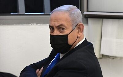 رئيس الوزراء بنيامين نتنياهو في جلسة محاكمة فساد في محكمة القدس المركزية، 8 فبراير 2021 (Reuven Castro / Pool)