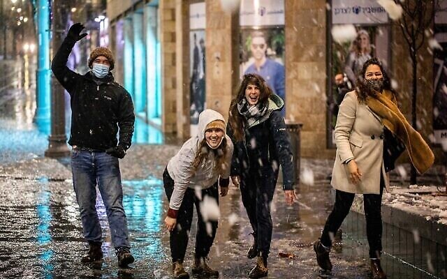 وسط مدينة القدس خلال عاصفة ثلجية، 17 فبراير، 2021. (Yonatan Sindel / Flash90)