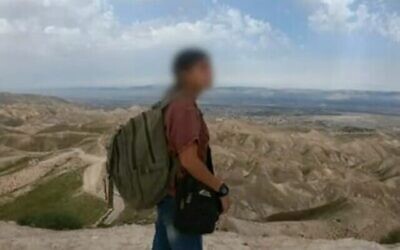 الشابة الإسرائيلية التي عبرت الحدود إلى سوريا وأعيدت بموجب صفقة بوساطة روسية، في صورة عرضتها القناة 12 في 20 فبراير، 2021. (Channel 12 screenshot)