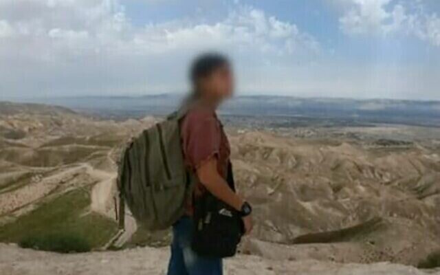 الشابة الإسرائيلية التي عبرت الحدود إلى سوريا وأعيدت بموجب صفقة بوساطة روسية، في صورة عرضتها القناة 12 في 20 فبراير، 2021. (Channel 12 screenshot)