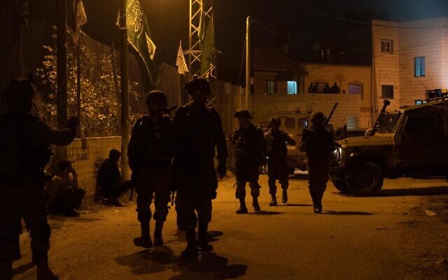 صورة توضيحية: جنود اسرائيليون ينفذون عمليات بحث في قرية دير نظام في الضفة الغربية، 3 يناير 2021 (Israel Defense Forces)