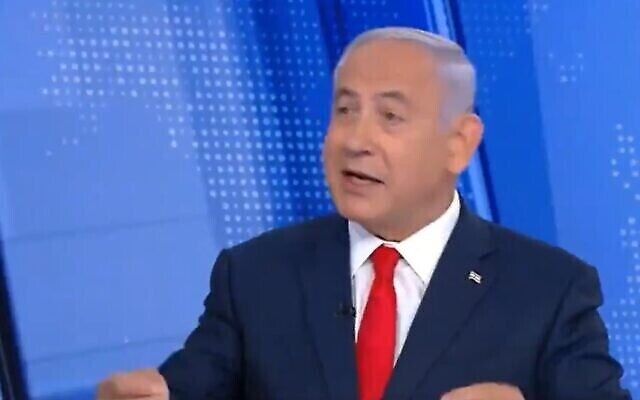 رئيس الوزراء بنيامين نتنياهو يلوح بذراعيه وهو يقول ساخرا من وسائل الإعلام "نا نا نا نا" في مقابلة أجريت معه في 15 فبراير، 2020. (Screen grab / Channel 12) رئيس الوزراء بنيامين نتنياهو يلوح بذراعيه وهو يقول ساخرا من وسائل الإعلام "نا نا نا نا" في مقابلة أجريت معه في 15 فبراير، 2020. (Screen grab / Channel 12)