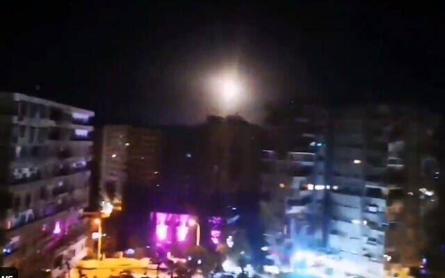 غارة جوية إسرائيلية مزعومة بالقرب من دمشق، سوريا، 15 فبراير 2021 (Screencapture / Twitter) غارة جوية إسرائيلية مزعومة بالقرب من دمشق، سوريا، 15 فبراير 2021 (Screencapture / Twitter)