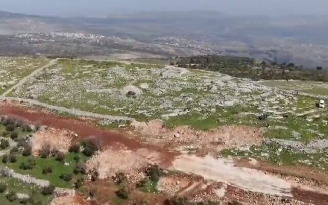 عمال السلطة الفلسطينية دمروا جزءًا من الجدار الاستنادي لمجمع أثري بالضفة الغربية يُعتقد أنه يضم مذبحًا بناه يشوع التوراتي، 11 فبراير 2021 (Screencapture / Twitter)
