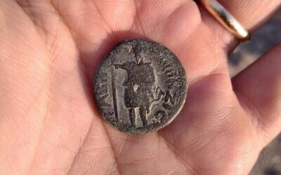 عملة تحمل صورة الإله السوري مين (إله القمر) محاطة بعبارة "شعب جيفا فيليبي" (158-159 م).  (Israel Antiquities Authority)