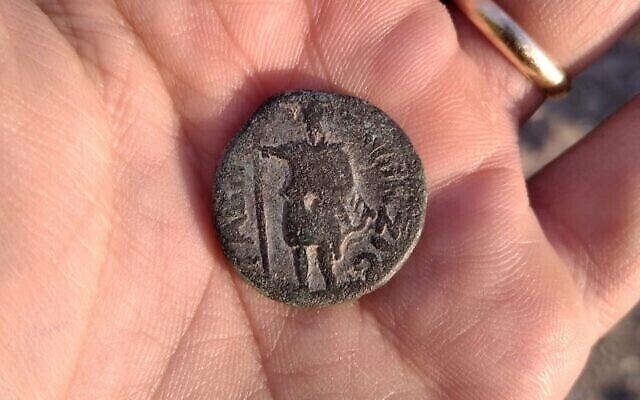 عملة تحمل صورة الإله السوري مين (إله القمر) محاطة بعبارة "شعب جيفا فيليبي" (158-159 م).  (Israel Antiquities Authority)