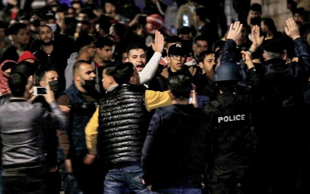متظاهرون يحتجون على الإجراءات التي فرضتها السلطات للحد من انتشار فيروس كورونا ، في العاصمة الأردنية عمان، 15 مارس 2021 (Khalil MAZRAAWI / AFP)