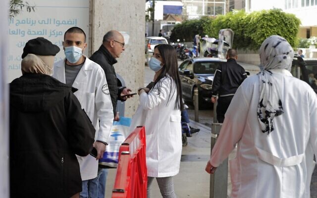 صورة توضيحية: طاقم طبي خارج المركز الطبي للجامعة الأمريكية في بيروت، في العاصمة اللبنانية بيروت، 17 مارس 2021 (ANWAR AMRO / AFP)