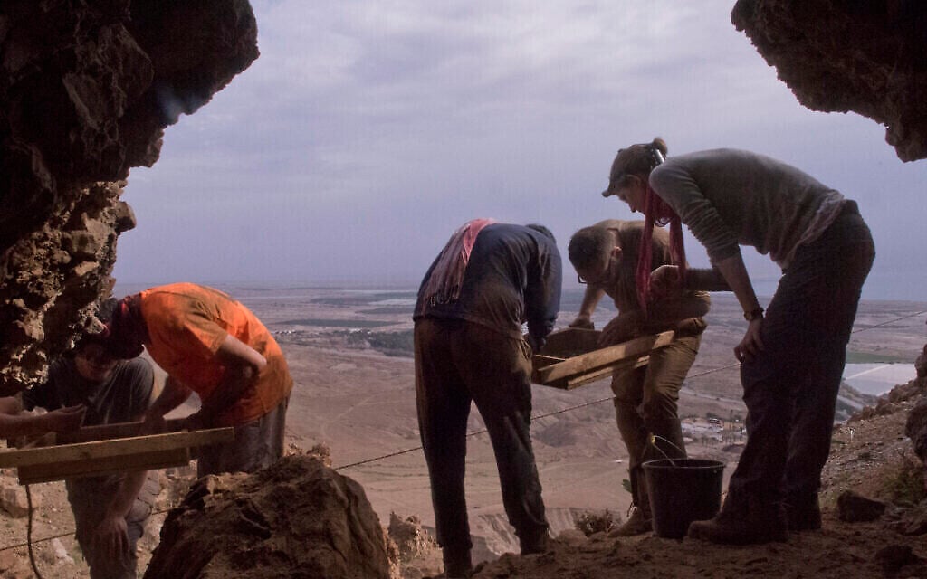 عمليات تنقيب أثرية في خربة قمران. (Shai Halevi, Israel Antiquities Authority)