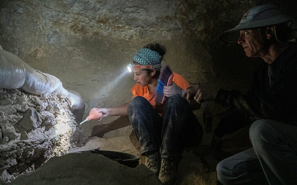 عمليات نقيب أثرية في كهف مربعات. (Yoli Schwartz, Israel Antiquities Authority)