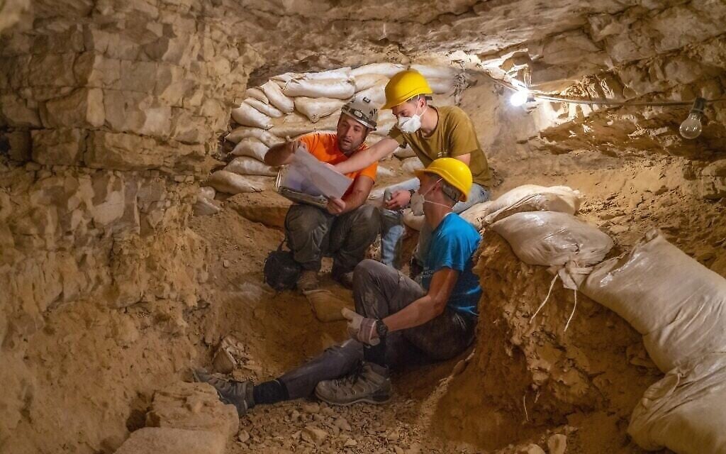 عشرات الشبان من برامج الإعداد قبل الخدمة العسكرية يشاركون في عمليات تنقيب أثرية. (Yaniv Berman, Israel Antiquities Authority)