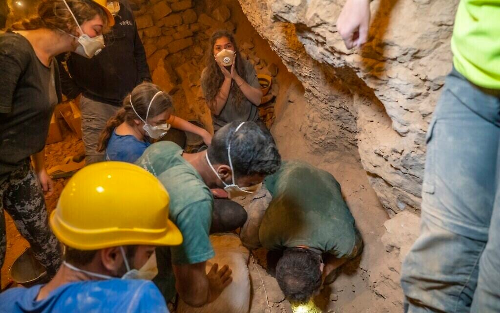 الشبان من برامج الإعداد قبل الخدمة العسكرية يكتشفون سلة يعود تاريخها إلى 10,500 عام.  (Yaniv Berman, Israel Antiquities Authority)