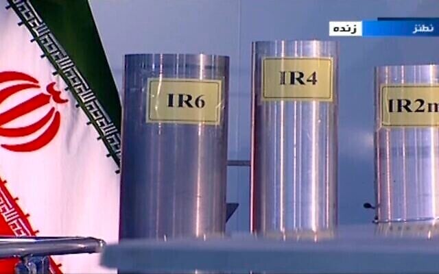 في لقطة الشاشة هذه من مقطع فيديو بثته هيئة الإذاعة والتلفزيون الإيرانية، IRIB، تظهر ثلاث نسخ من أجهزة طرد مركزي محلية الصنع  في بث تلفزيوني مباشر من من نطنز، منشاة تخصيب اليورانيوم في إيران،  6 يونيو، 2018.  (IRIB via AP/File)