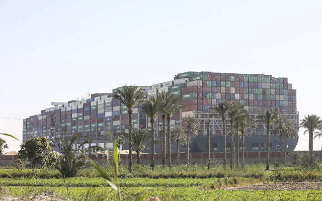 "ايفر جيفن"، سفينة شحن ترفع علم بنما عالقة في قناة السويس وتعيق حركة المرور في الممر المائي الحيوي، في 27 مارس 2021 (AP Photo / Mohamed El Shahed)