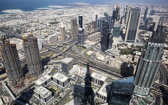 صورة لمدينة دبي معروض من برج خليفة، أطول مبنى في العالم، في دبي، الإمارات العربية المتحدة، 8 نوفمبر، 2016. (AP Photo / Jon Gambrell / File)