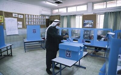 مواطن عربي  إسرائيلي دلي بصوته في مركز اقتراع في المغار، 23 مارس، 2021. (AP Photo/Mahmoud Illean)